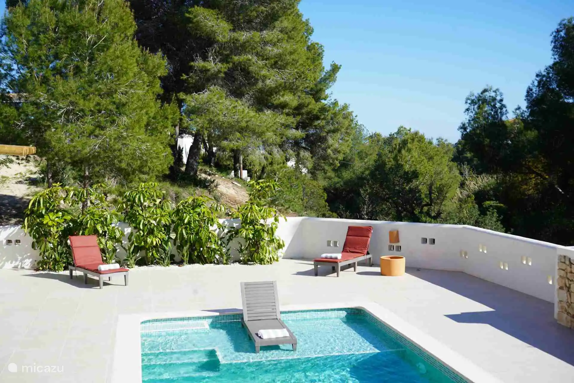 la zona lounge de la piscina