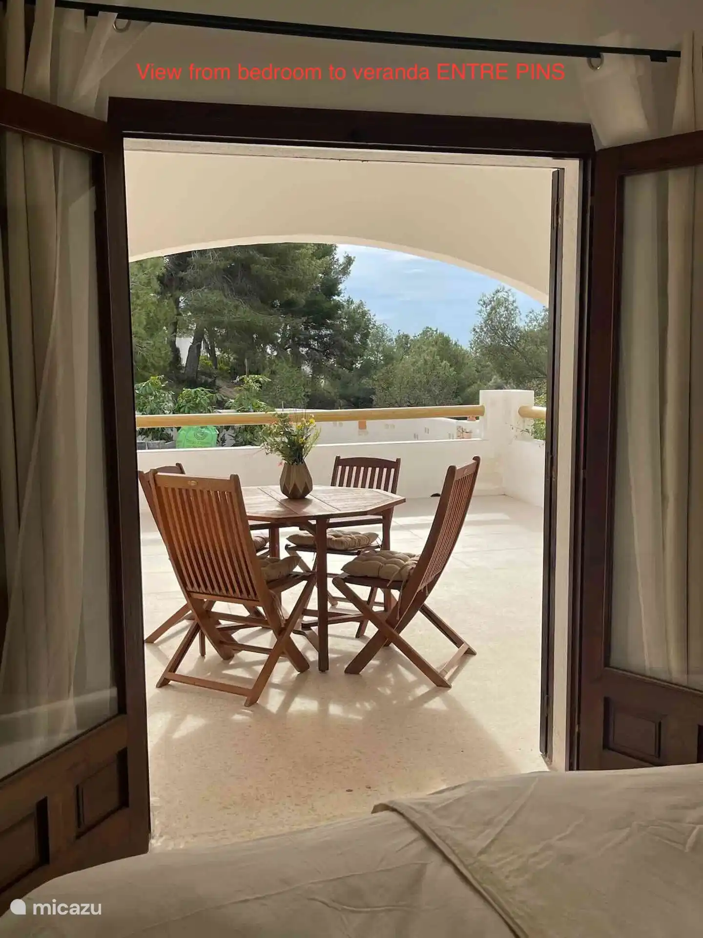 vista desde el dormitorio a la veranda ENTRE PINS