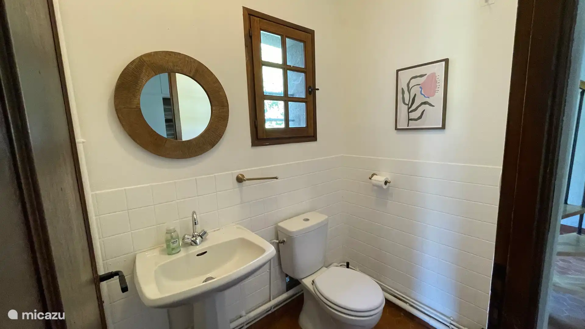 Toilet op de begane grond met wastafel