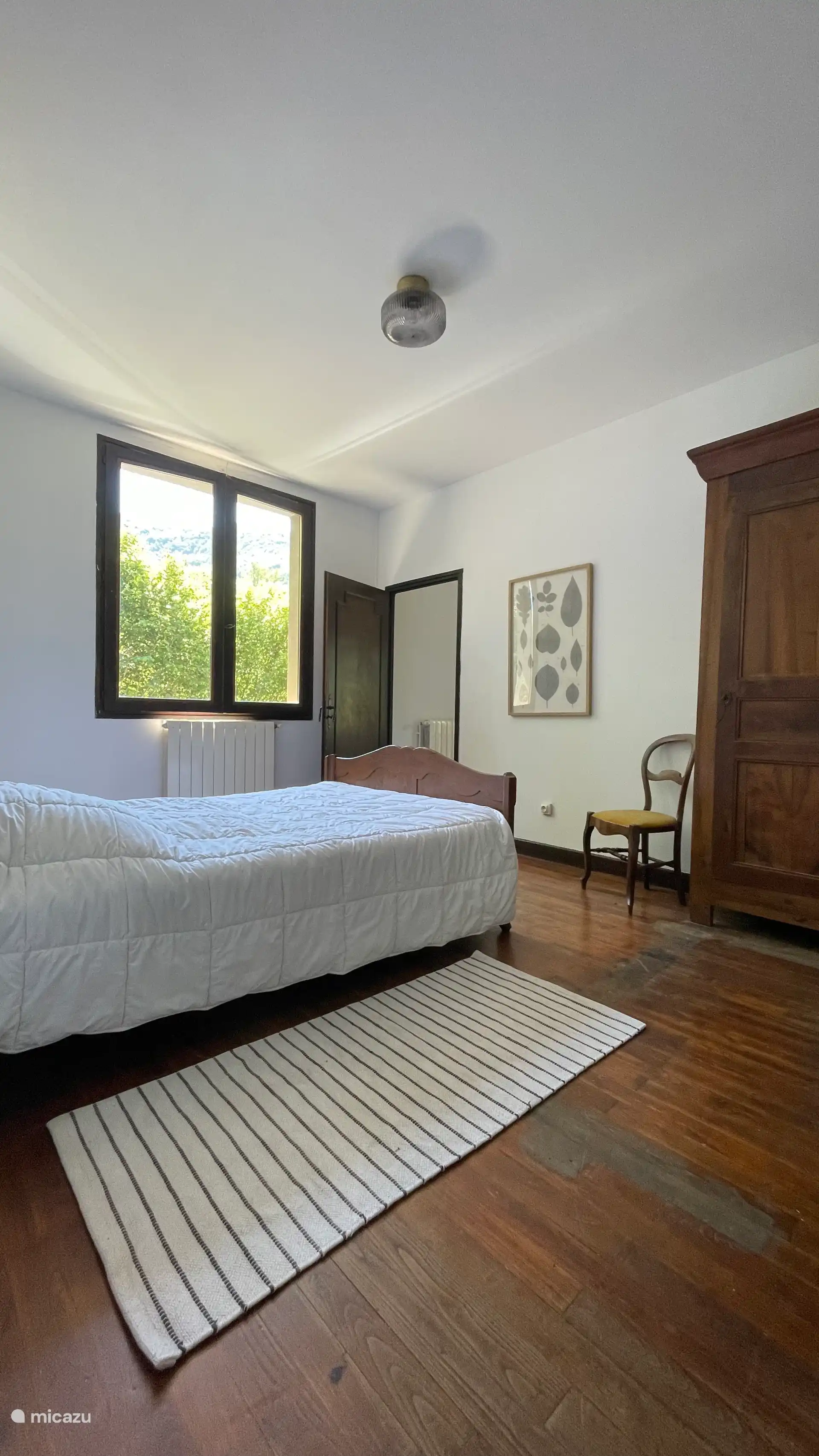 Slaapkamer met kledingkast