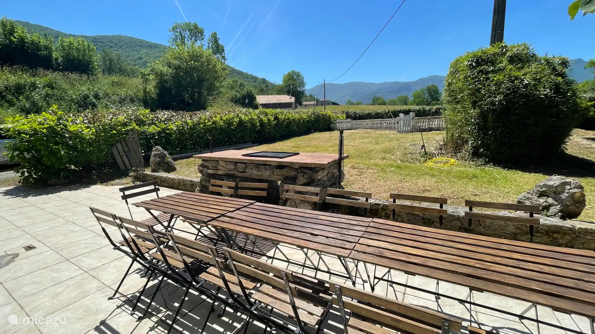 Tafel en stoelen op het terras