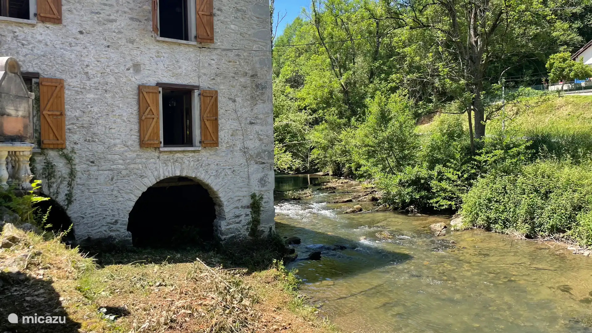 Beek die door de molen stroomt