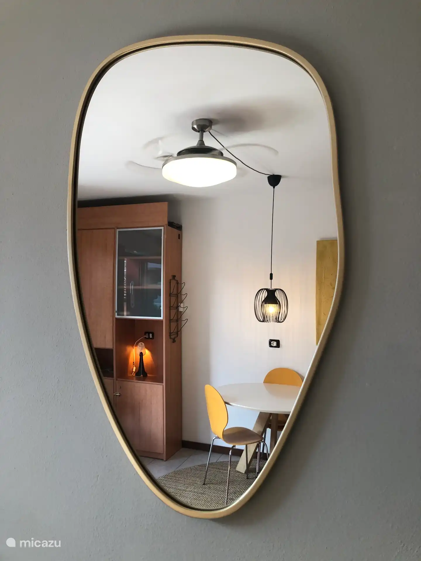 Spiegel in woonkamer