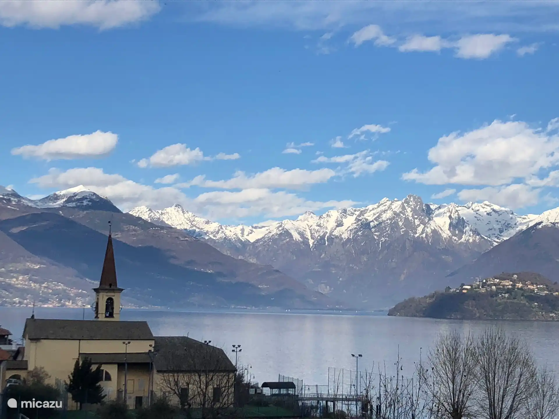 Kerkje aan het meer in Pianello del Lario