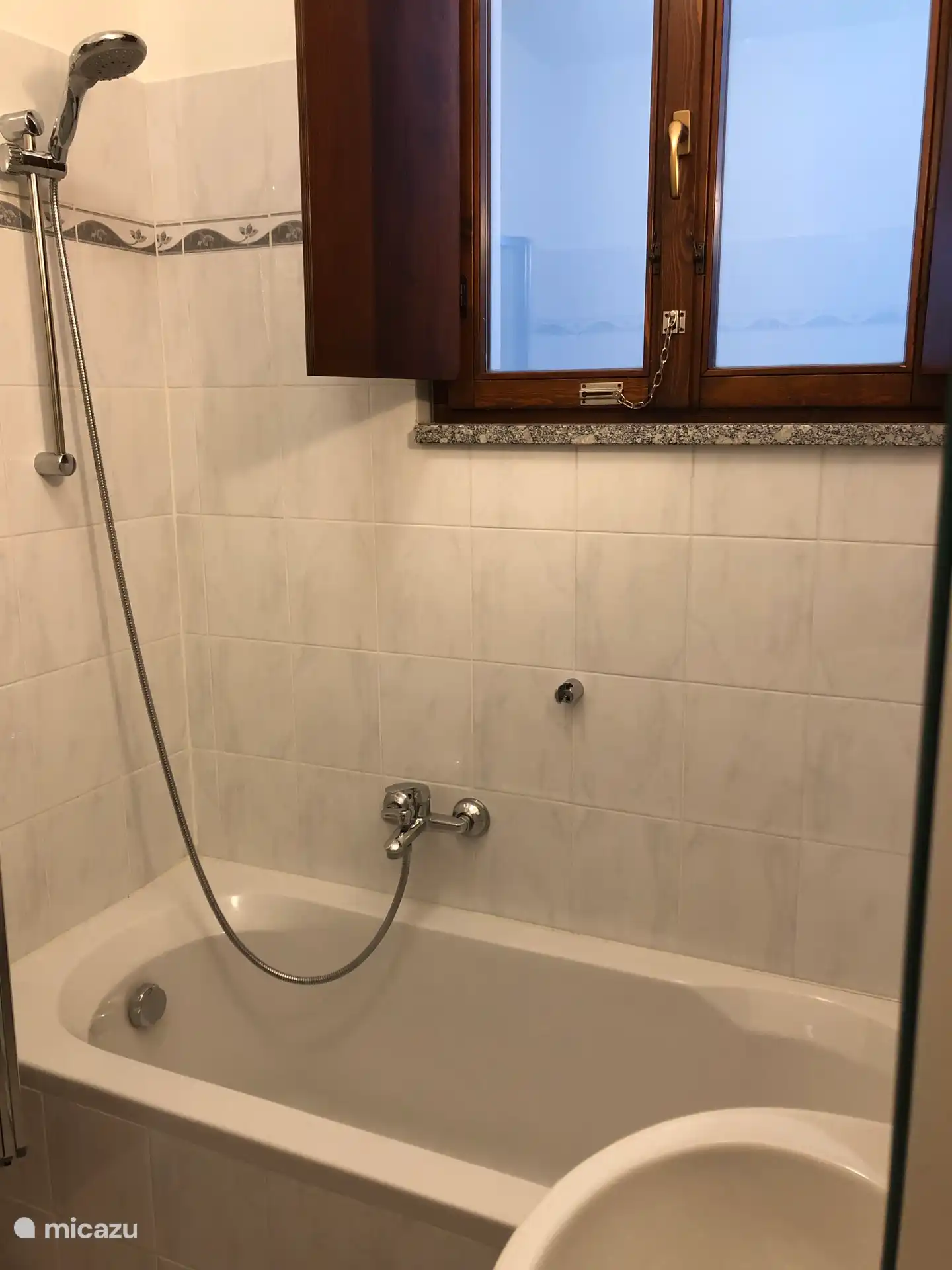 Badkamer met bad - douche combinatie, inclusief wastafel, toilet en wasmachine