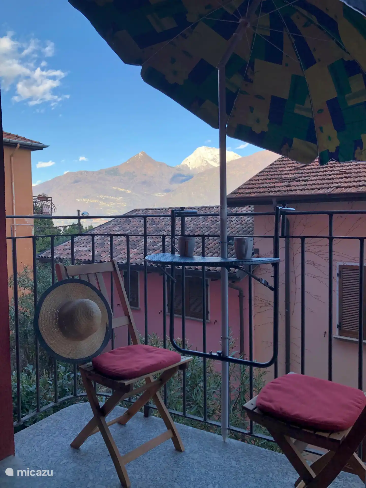 Balkon met uitzicht op bergen en Comomeer