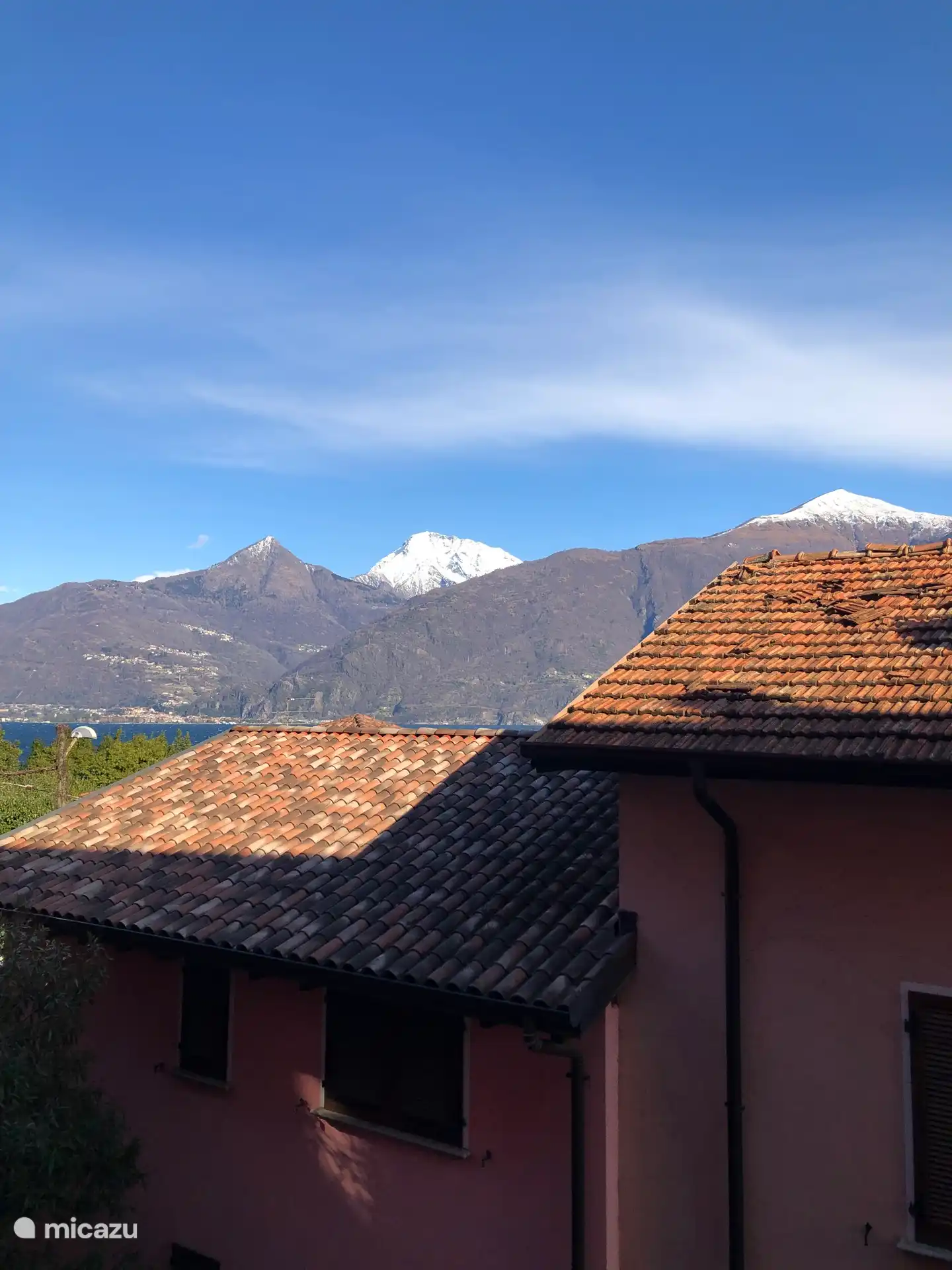 Meer- en bergzicht vanuit het balkon