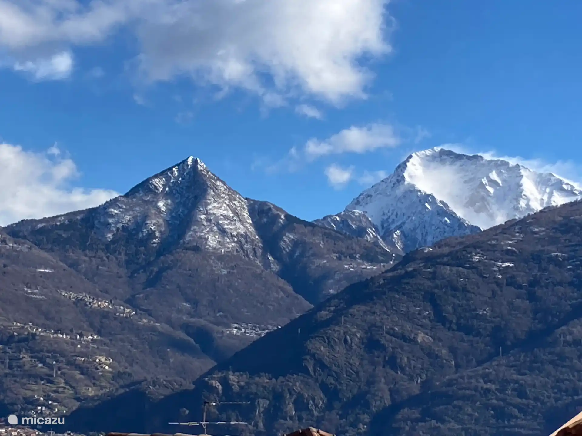 Uitzicht vanuit het appartement op besneeuwde bergen