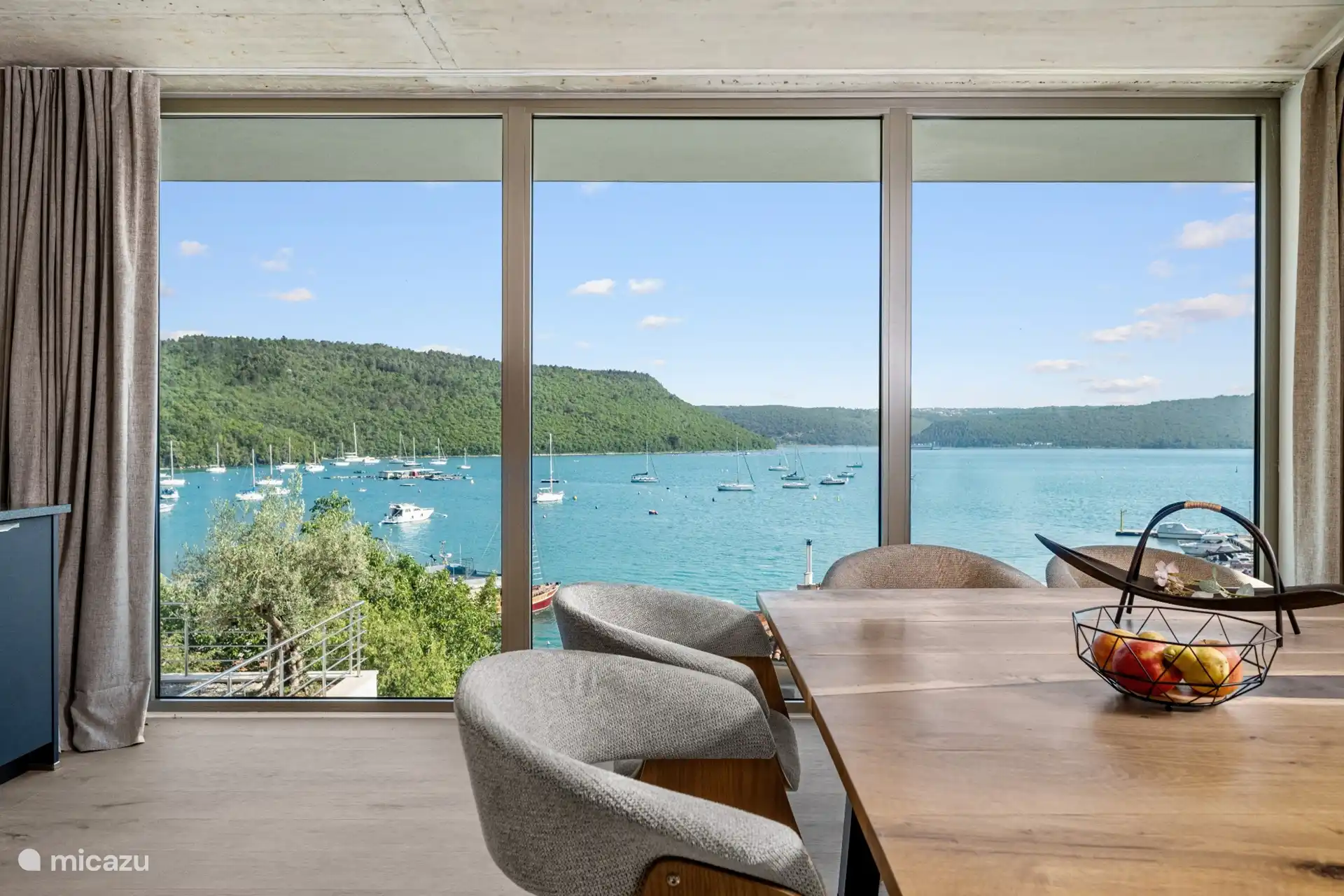 Table de cuisine avec vue sur la mer