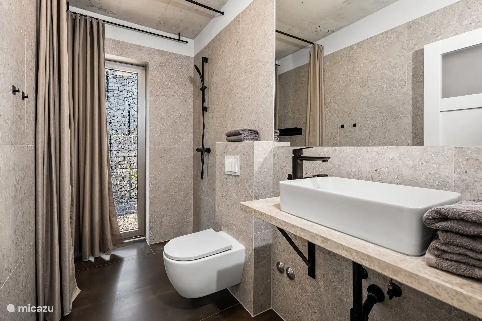 Salle de bain 1 avec vue sur le jardin