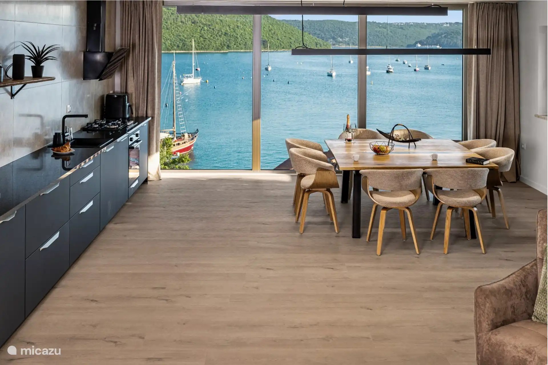Salle à manger avec vue sur la mer