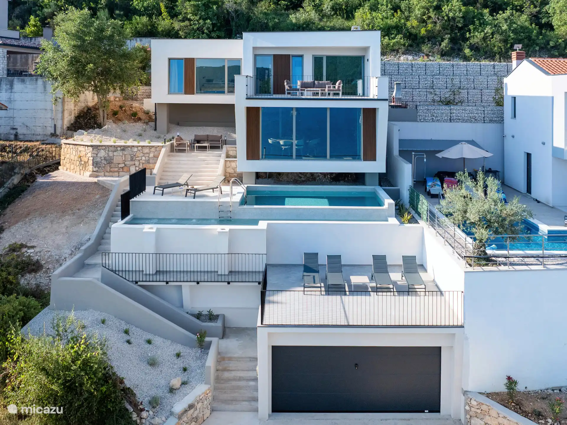 Vue frontale de la villa