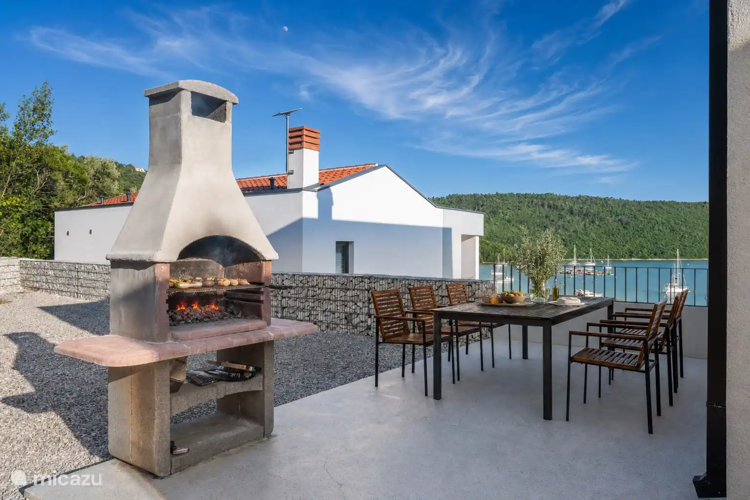 Barbecue et salle à manger avec vue sur la mer