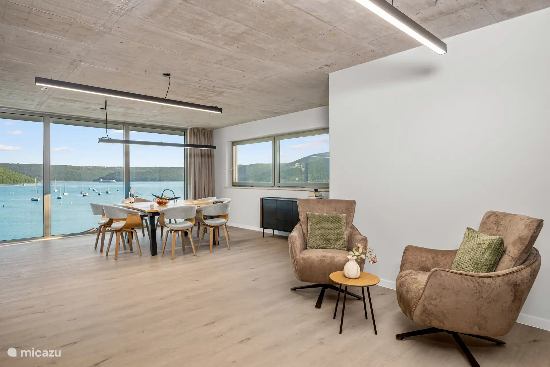 Salon-salle à manger avec vue sur la mer