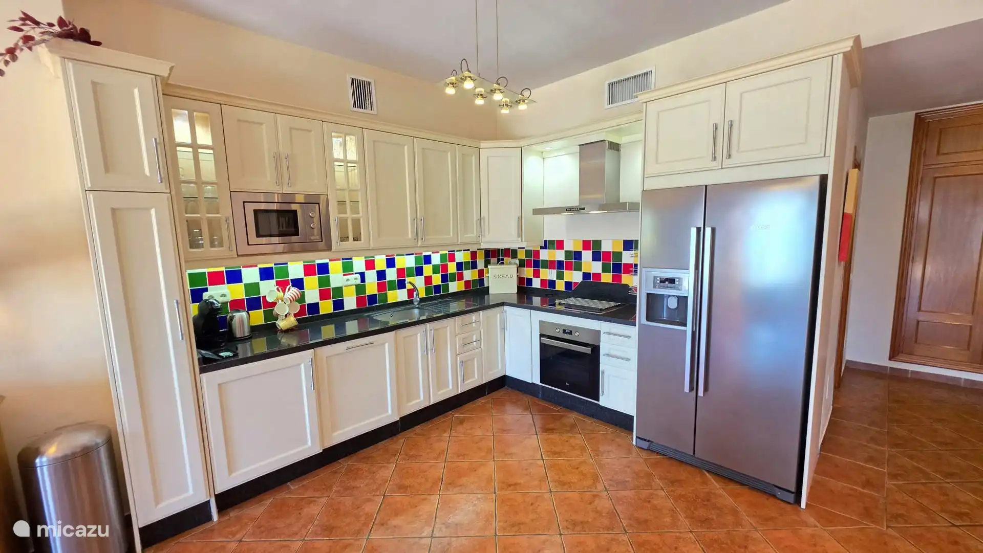 Complete keuken met amerikaansmodel koelkast, oven, magnetron