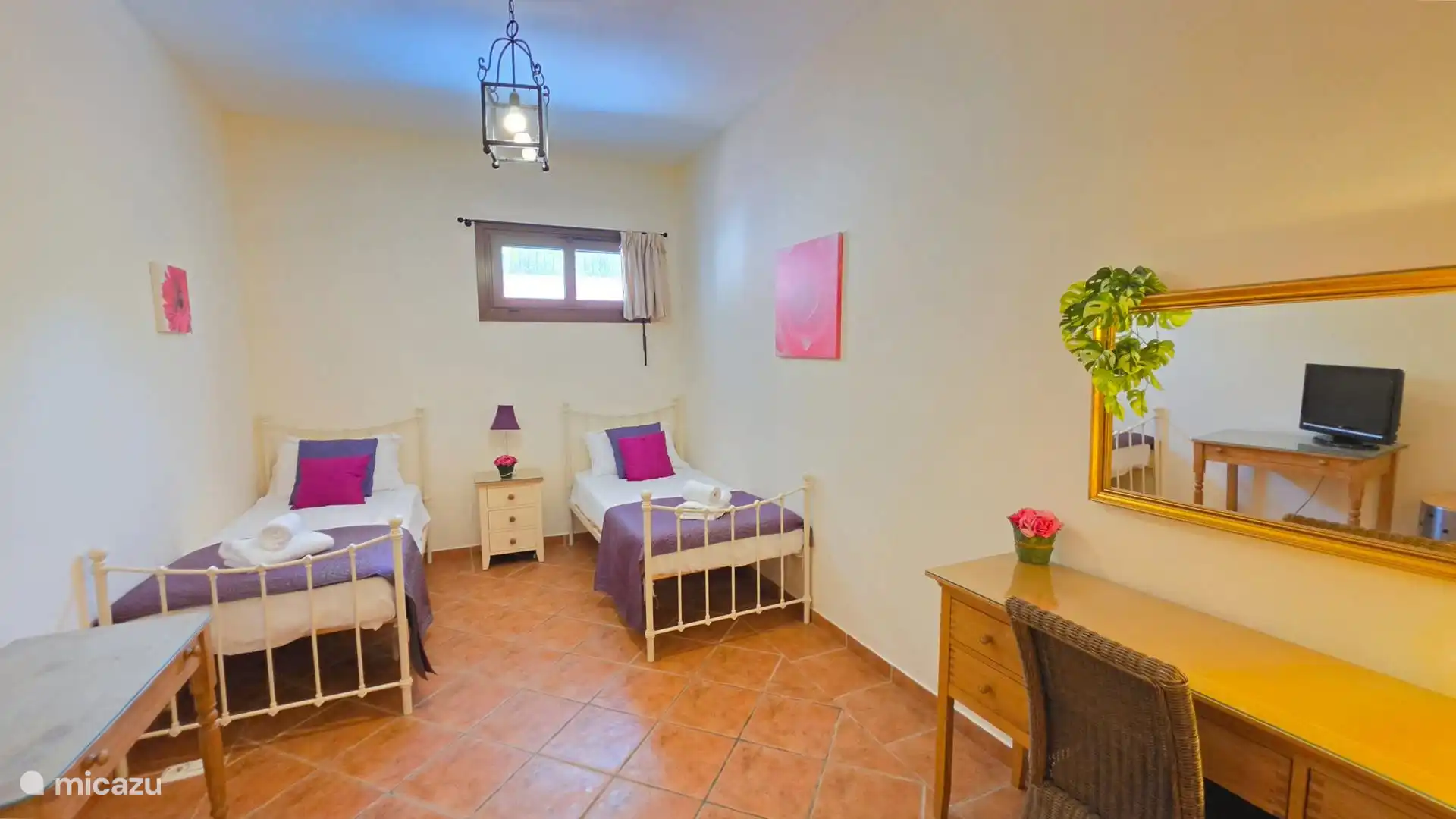 Slaapkamer met losse bedden