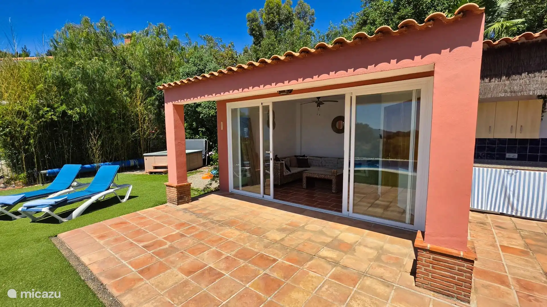 Casita met lounge bij zwembad met badkamer en toilet