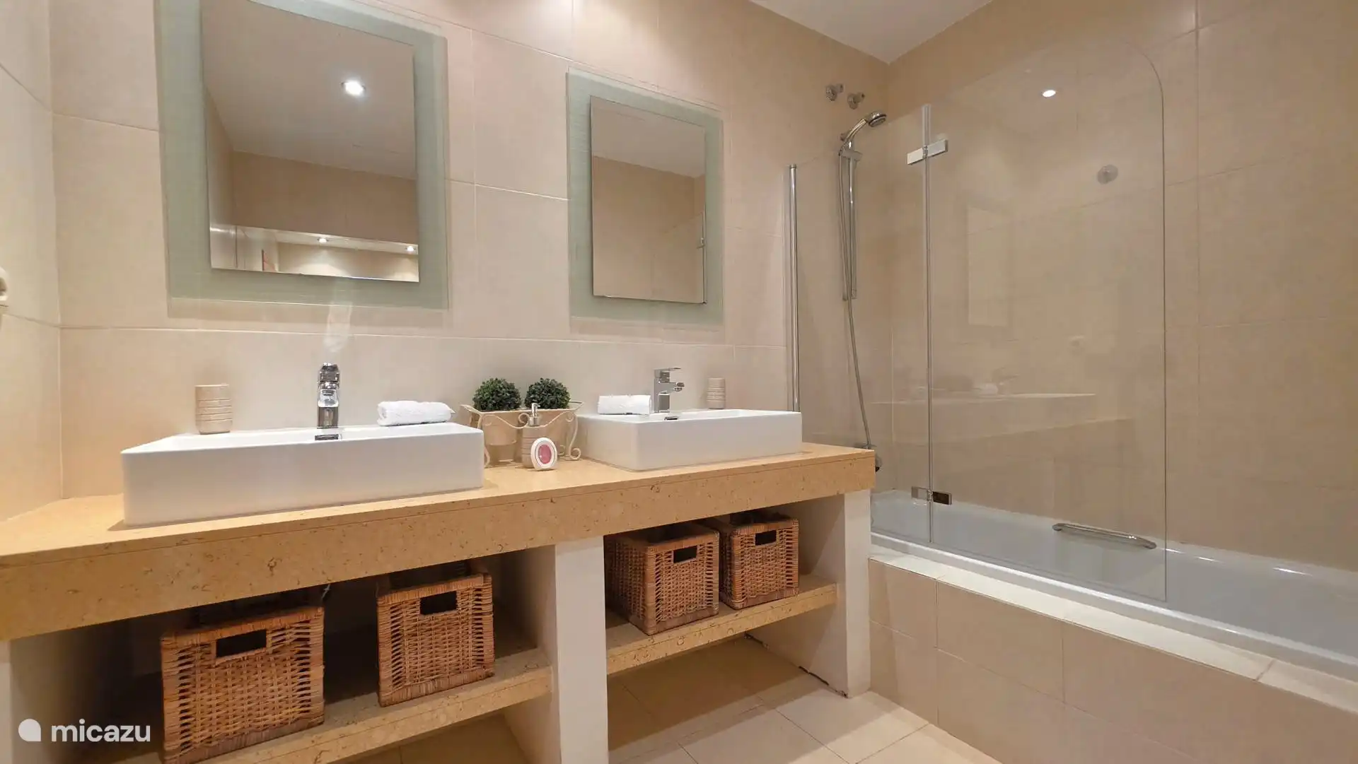 Badkamer met ligbad