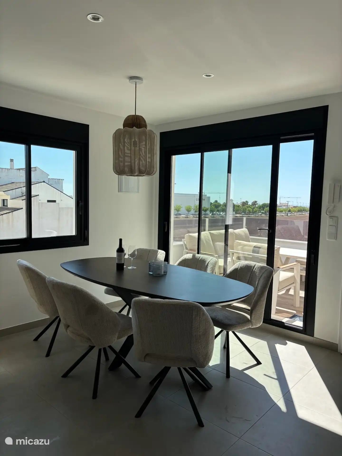 Zeezicht vanuit woonkamer en terras
