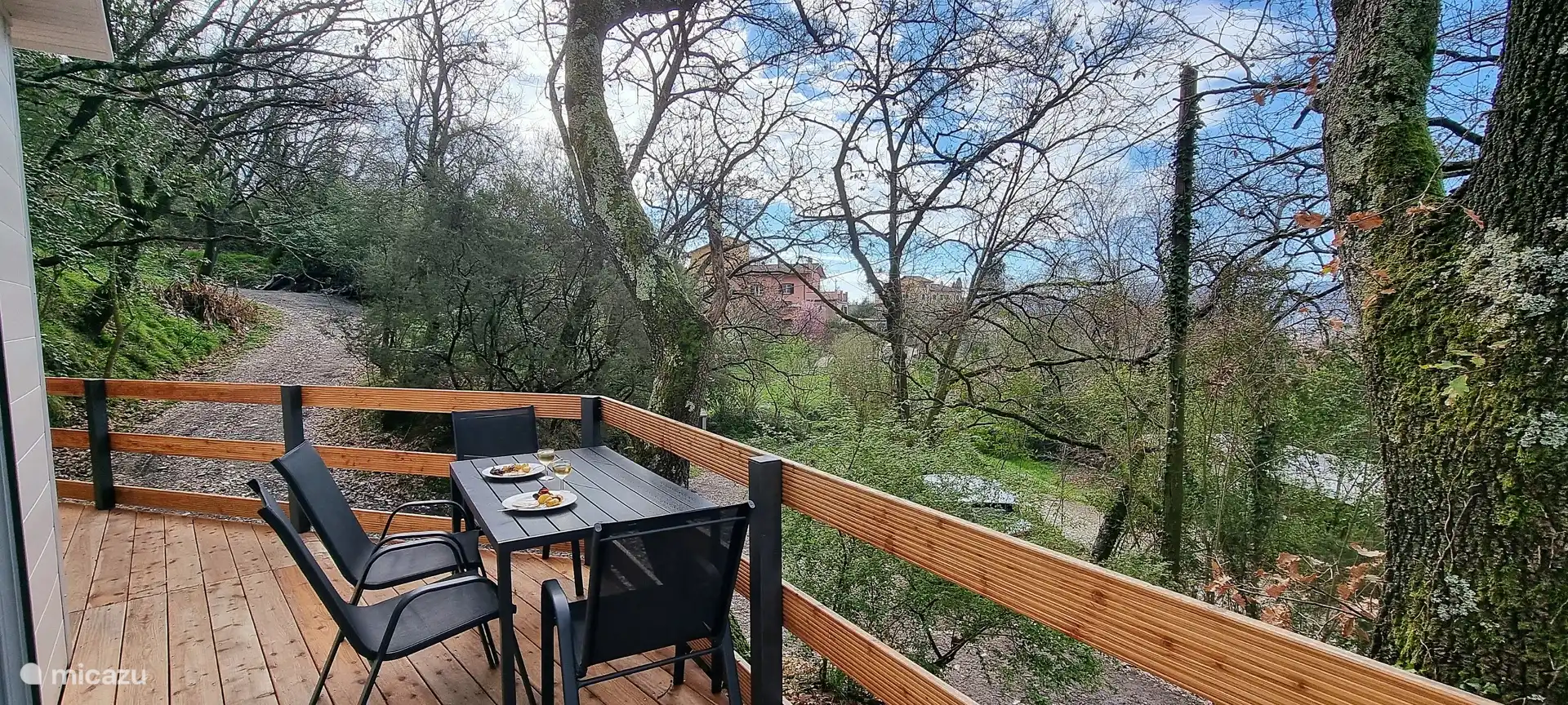 Deel van de veranda aan de voorkant van het chalet