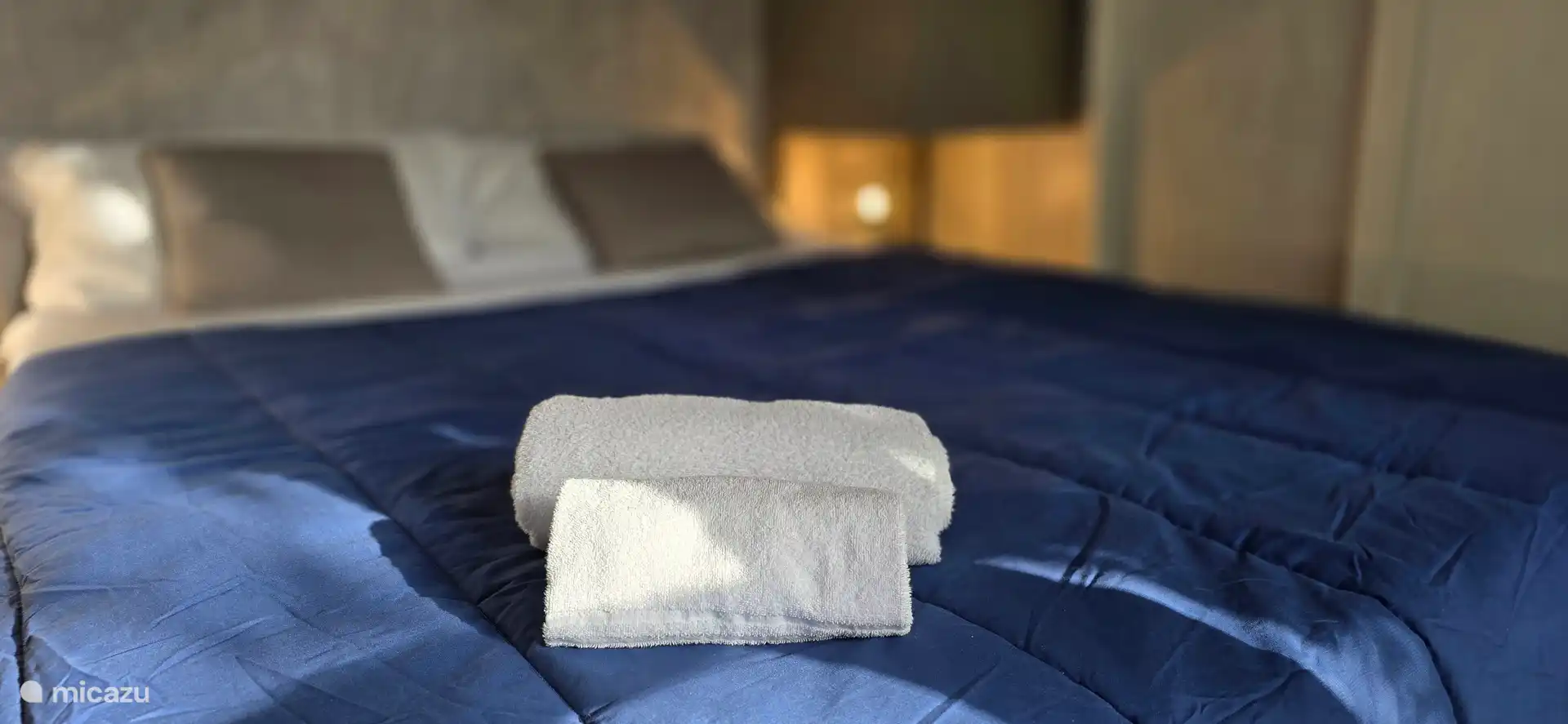 De bedden zijn opgemaakt als je aankoopt. Ook liggen de handdoeken al klaar. Per persoon een badlaken en een normale maat handdoek is inbegrepen