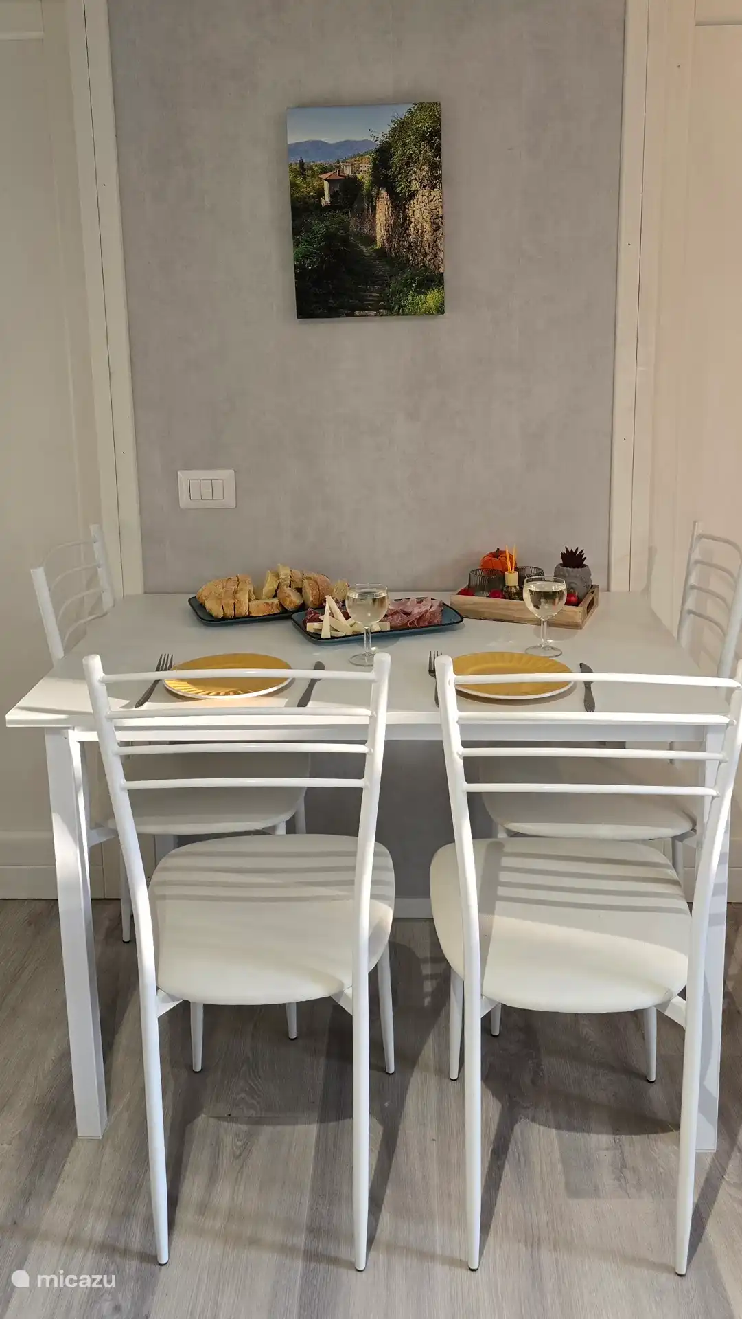Je kan natuurlijk binnen aan tafel schuiven, maar ook buiten staat een fijne eettafel set. De eettafel binnen kan je ook nog uitschuiven voor nog meer ruimte om je lekkere hapjes te serveren