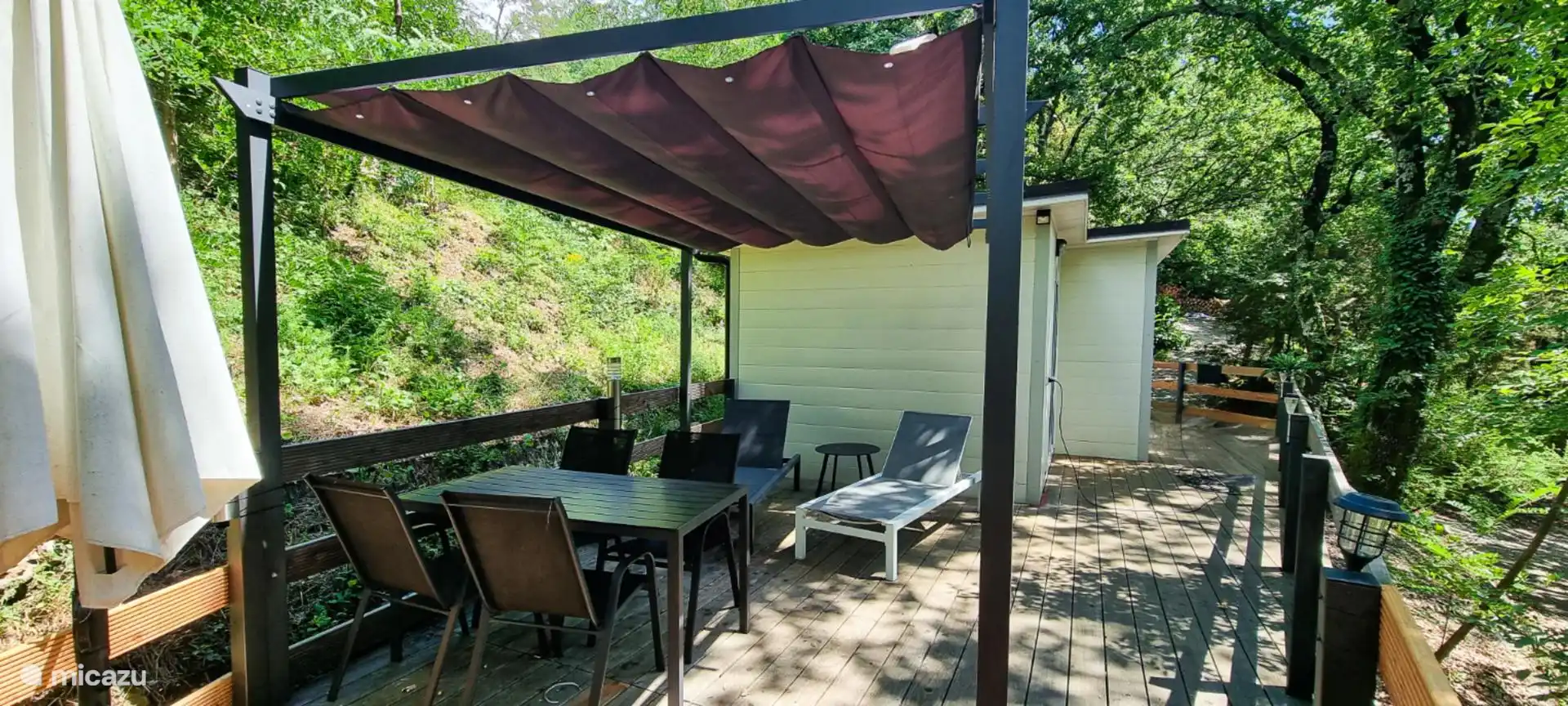 Deel van de grote veranda met pergola