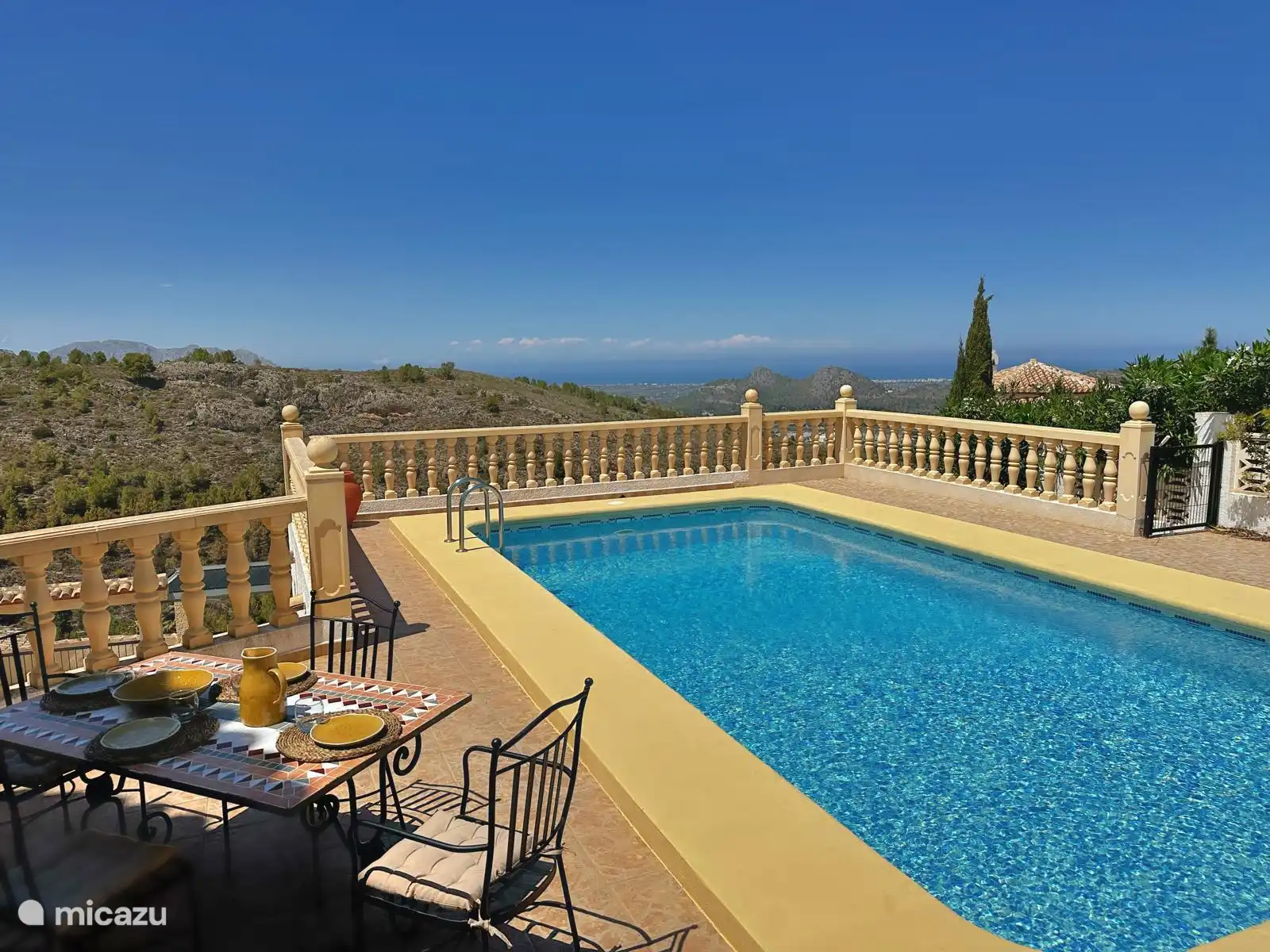 Schwimmbad mit Blick auf die Bucht von Denia