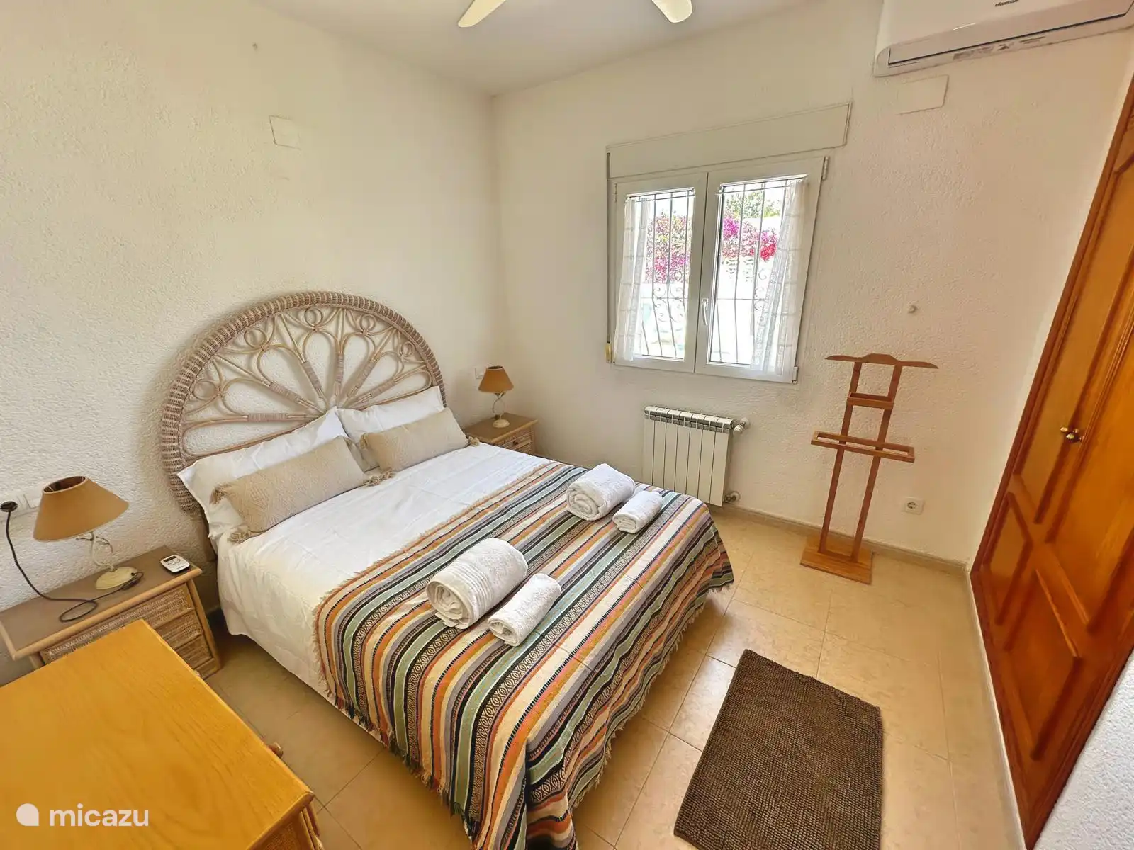 Schlafzimmer mit 140 cm großem Bett befindet sich im Erdgeschoss