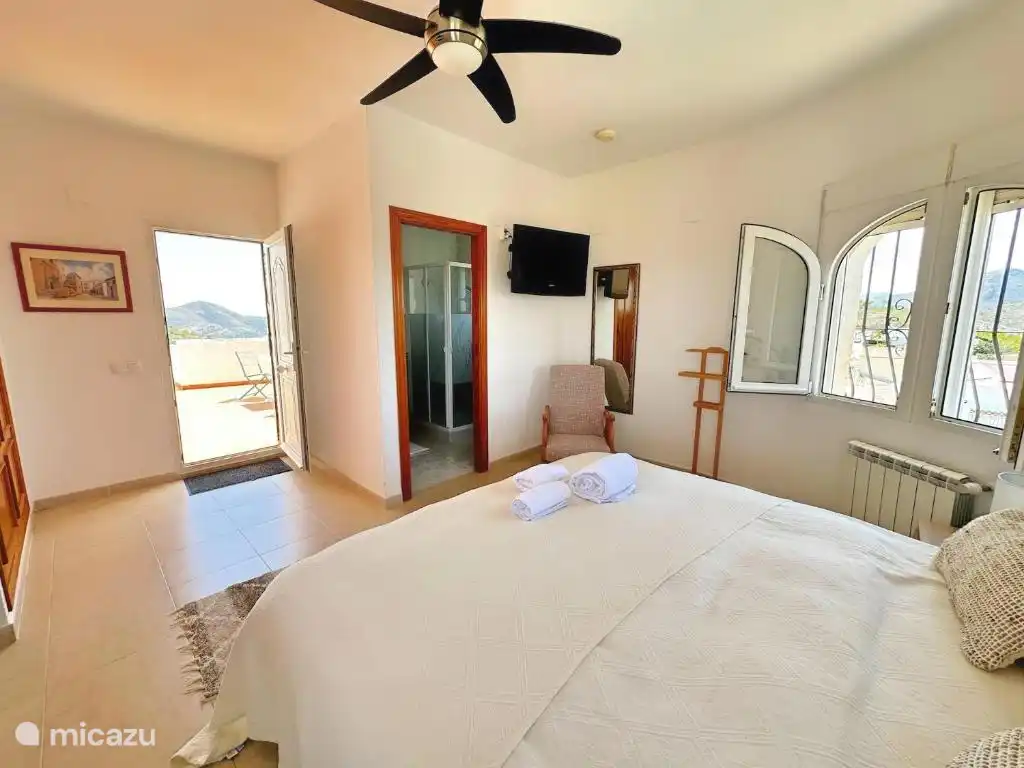 Schlafzimmer im ersten Stock und Duschraum Toilette mit Zugang zur privaten Terrasse