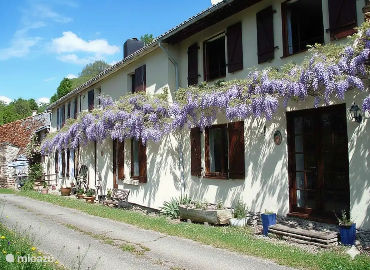 Façade of gîtes on the path