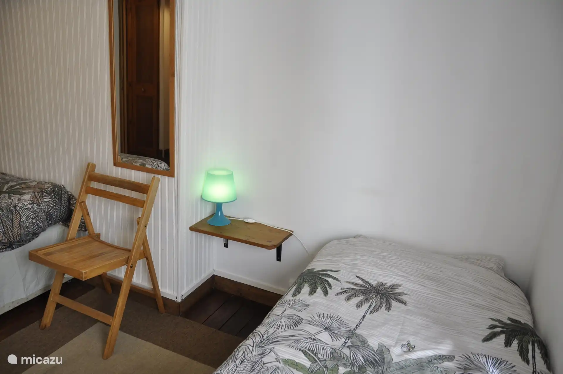 bedroom with 2 single beds