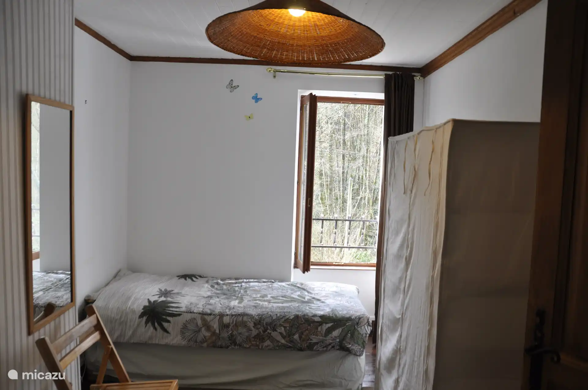 bedroom with 2 single beds