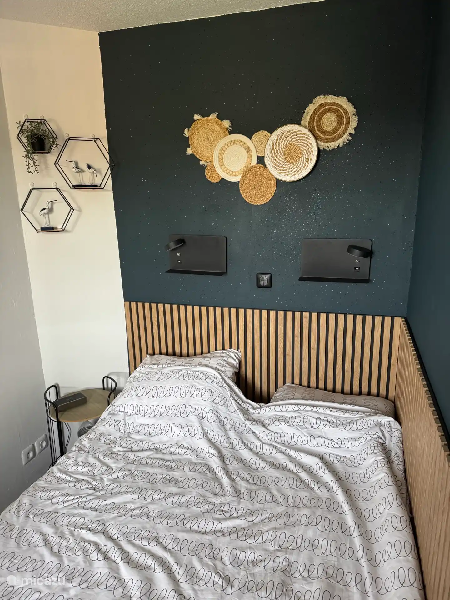 The bedroom and its 140 cm bed