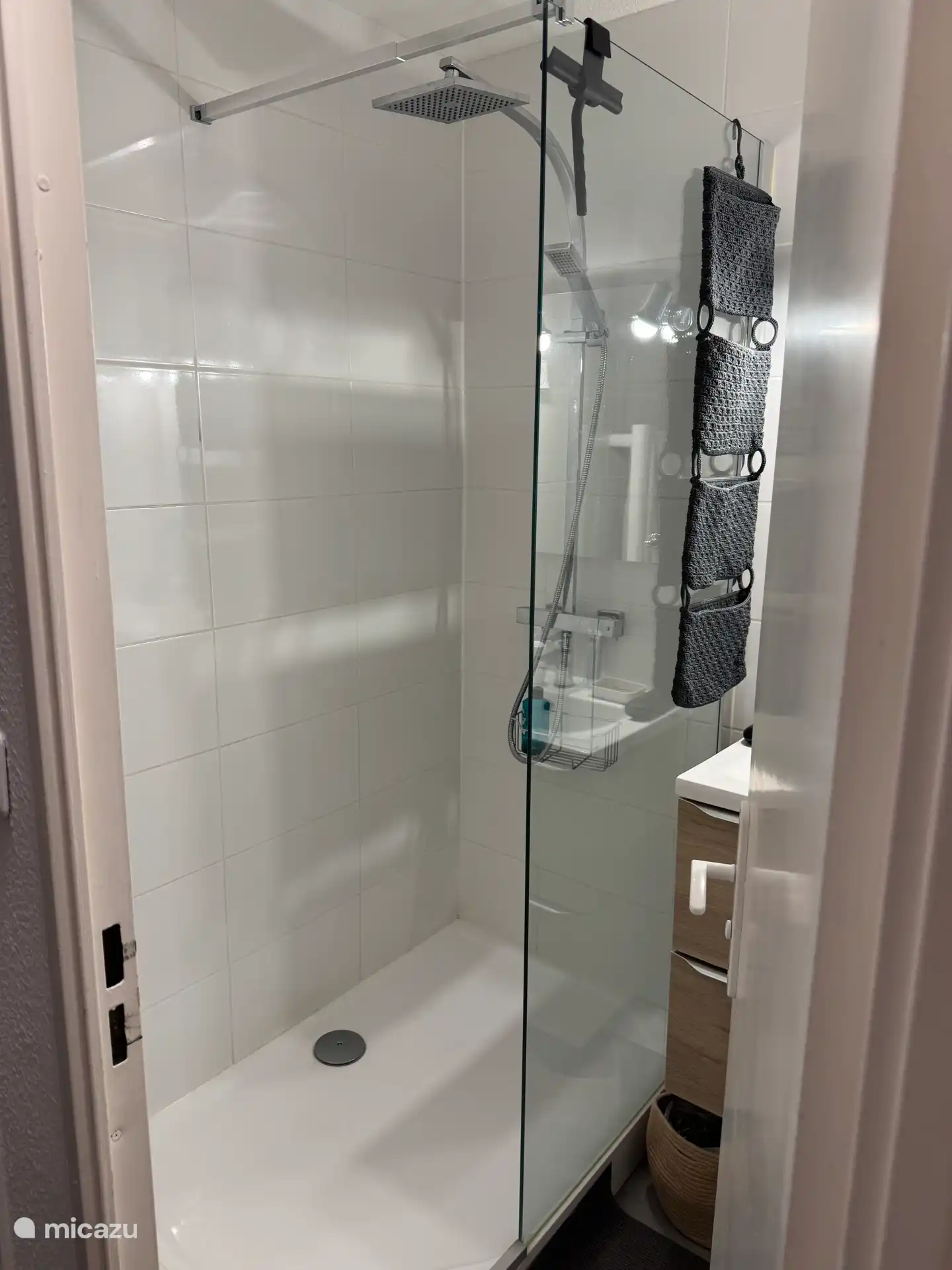 The very spacious Italian shower