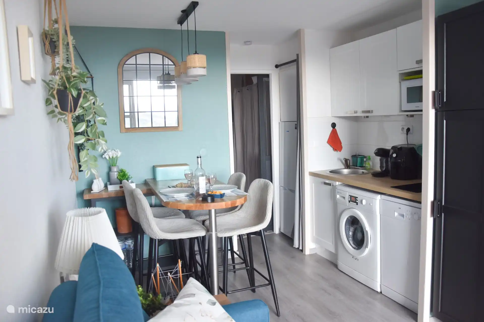 The dining area and the equipped kitchen