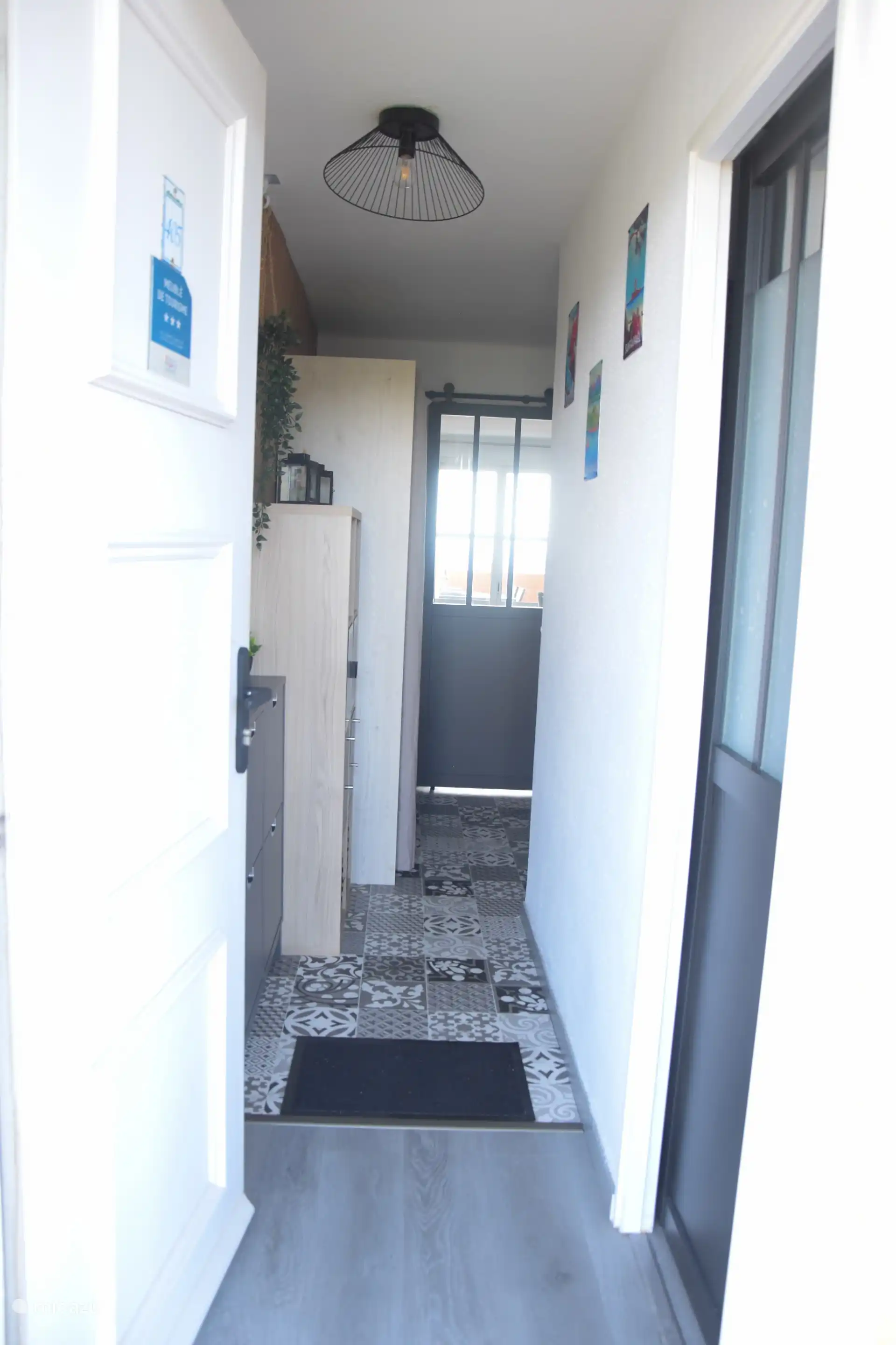 The entrance with its storage space