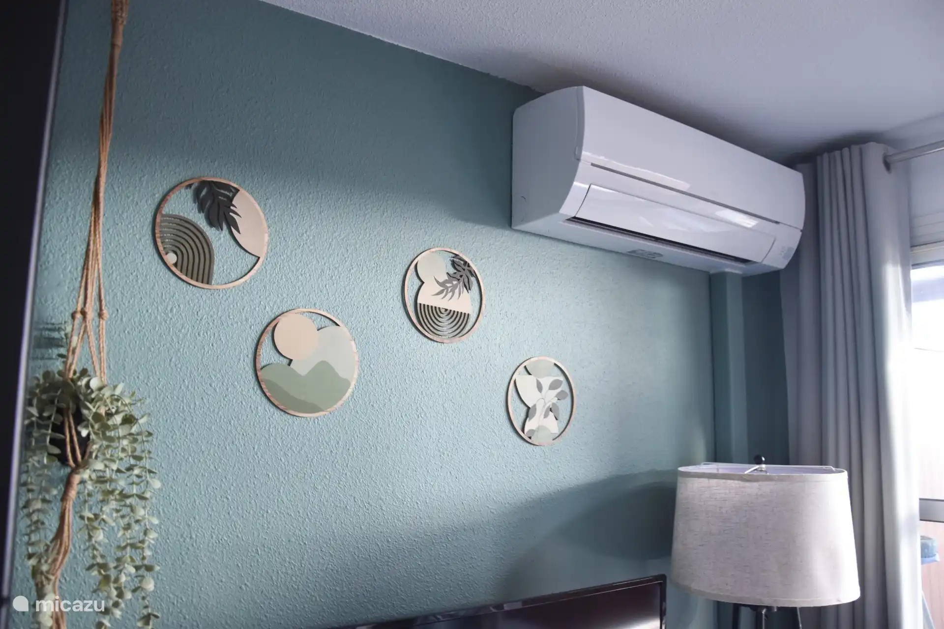 The living room and its reversible air conditioning