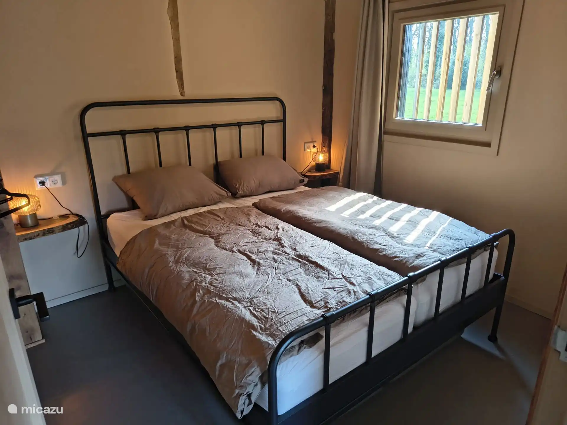 slaapkamer beneden met een 2persoons bed