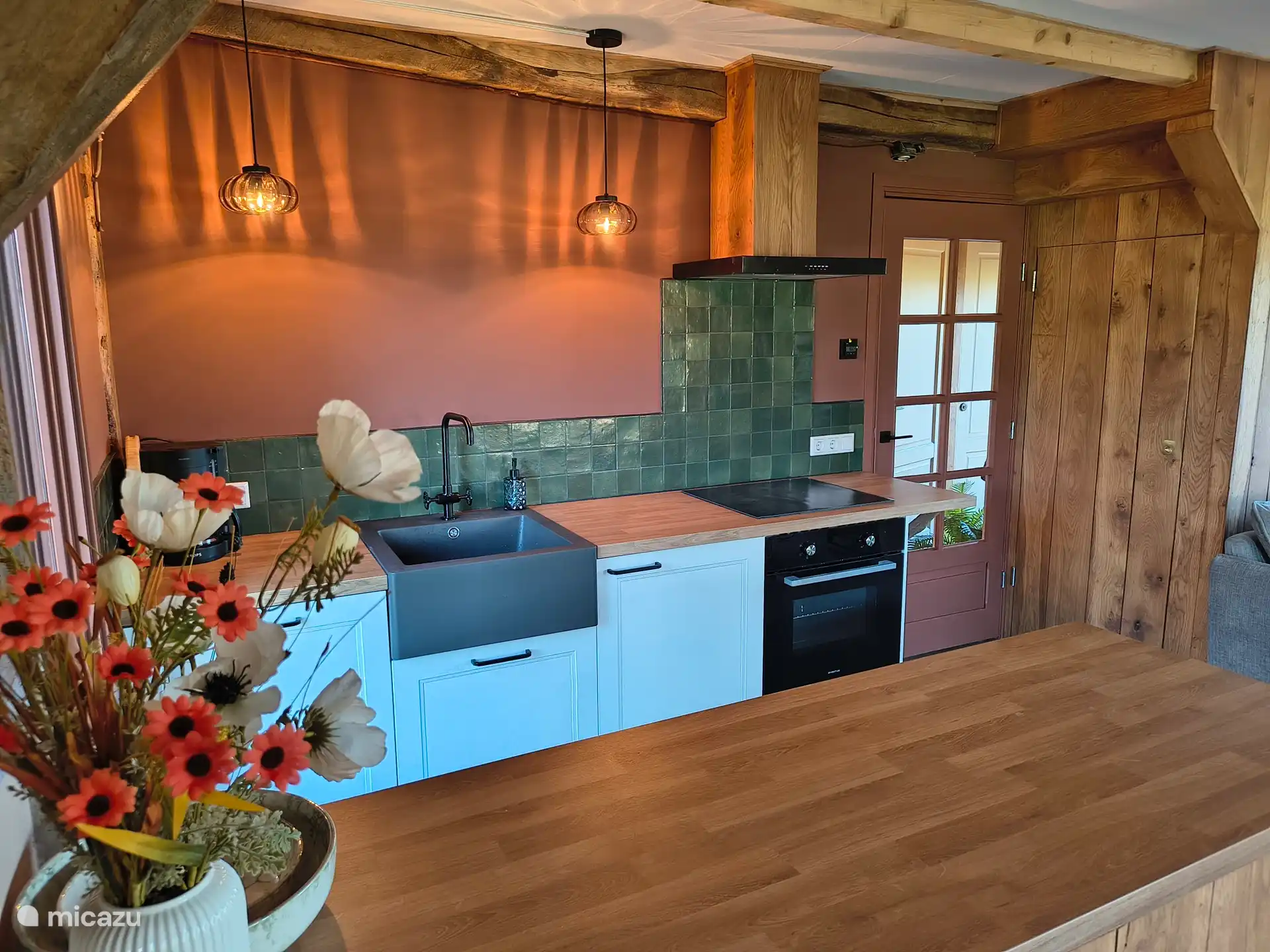 Kitchen; refrigerator, stove, oven, coffee maker, kettle and dishwasher