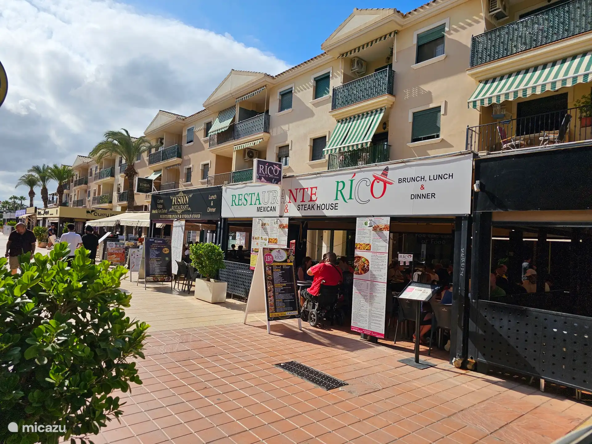 La franja con todo tipo de restaurantes a 200 metros