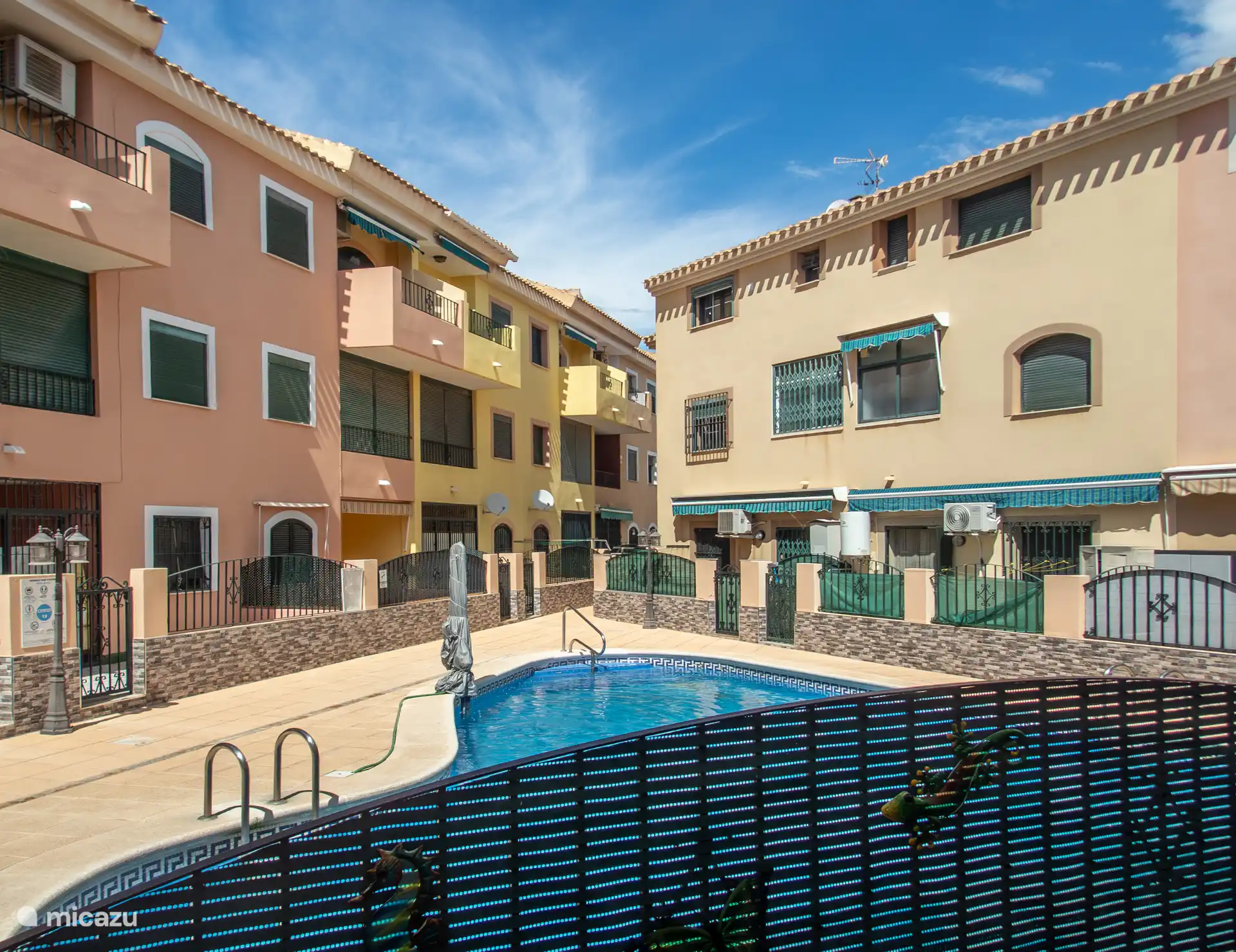 Desde la terraza trasera, vista de la piscina comunal
