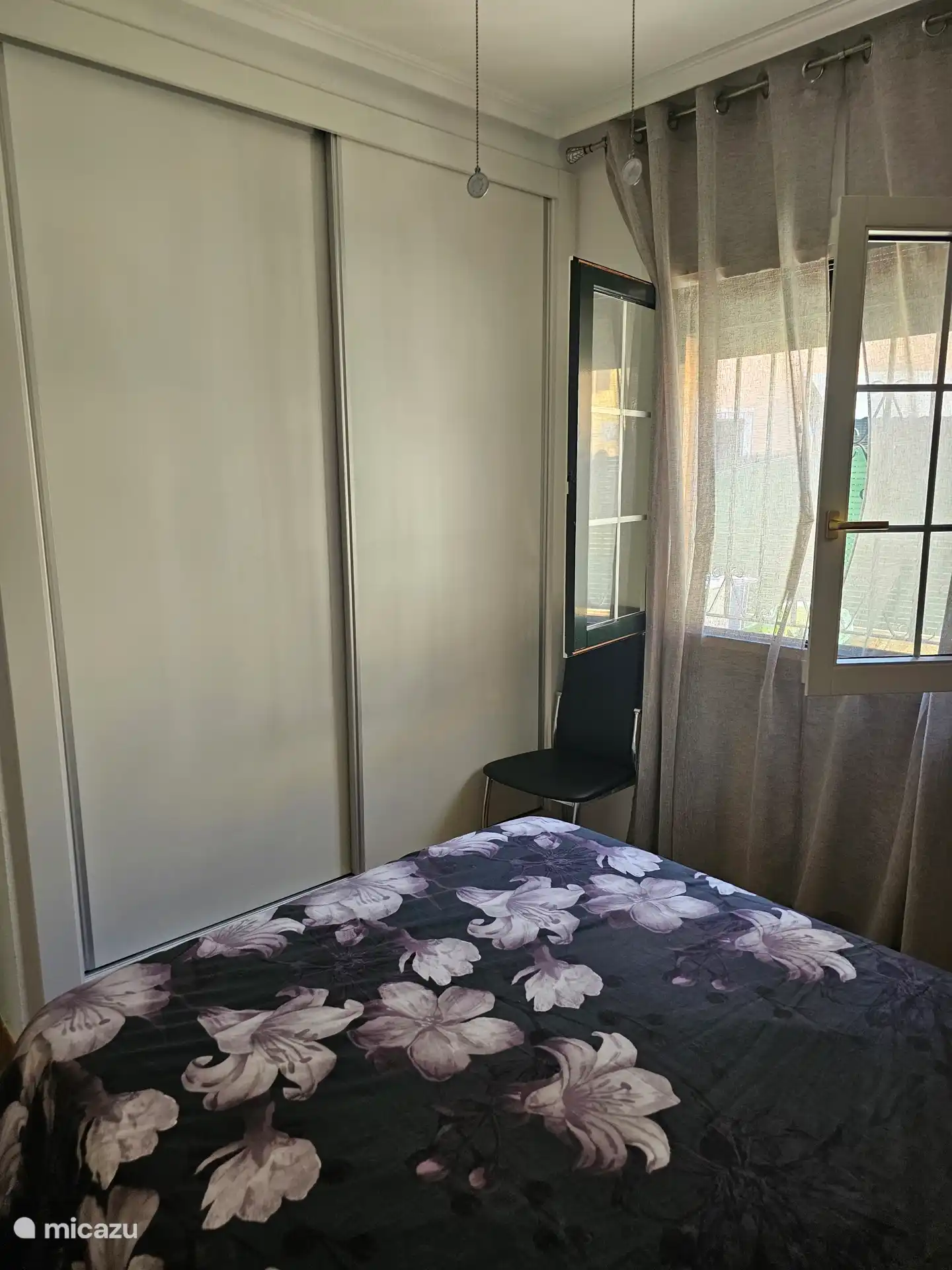 Dormitorio 1 con armarios grandes