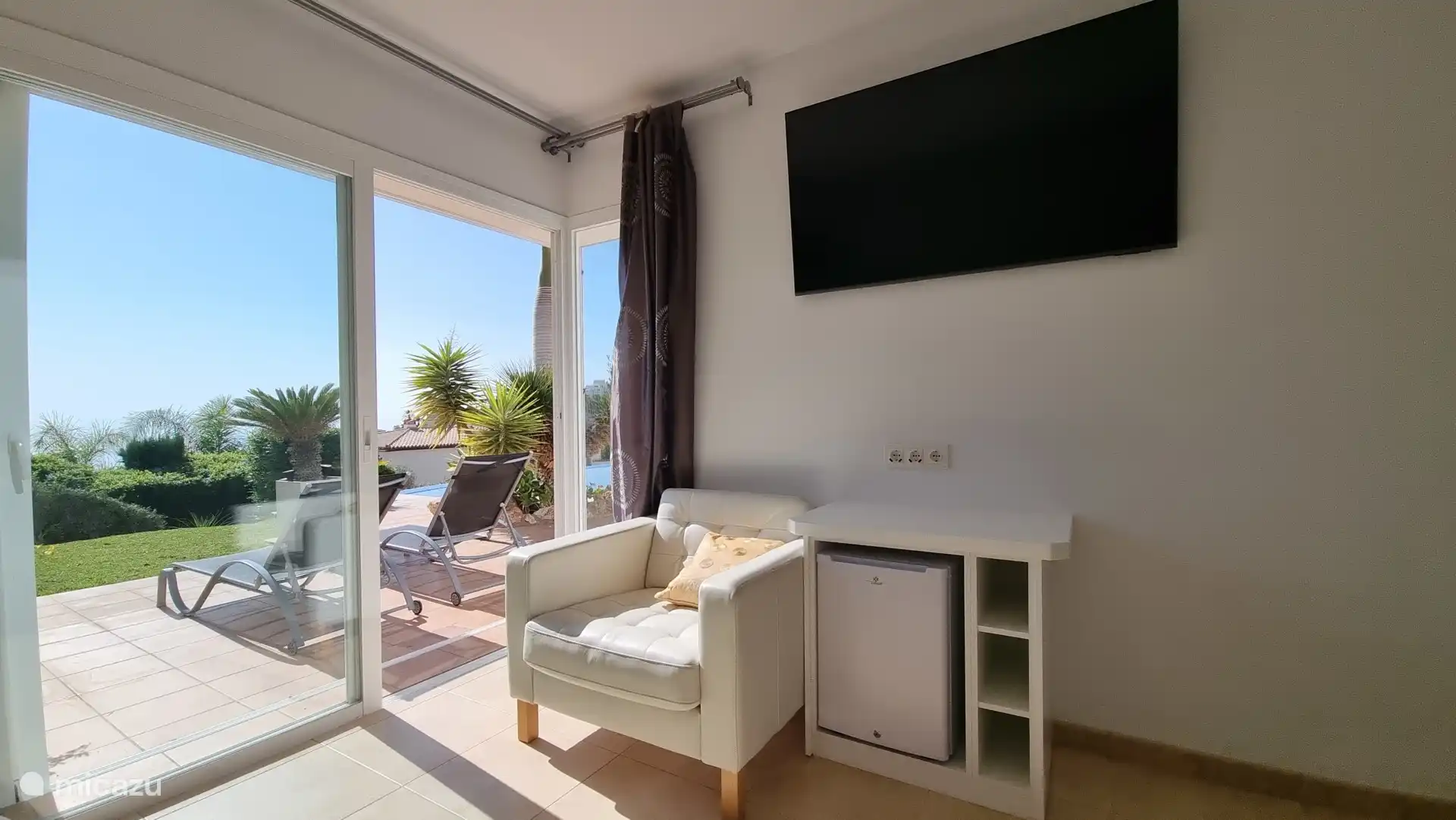 Hauptschlafzimmer; TV-Minibar 
(In allen Schlafzimmern gibt es einen Fernseher und auch in der Küche)