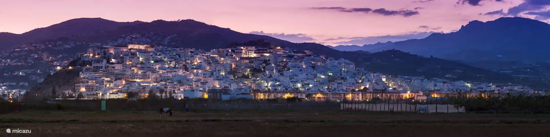 das Dorf Salobreña mit links dahinter dem Monte los Almendros, wo sich die Urbanisierung befindet.