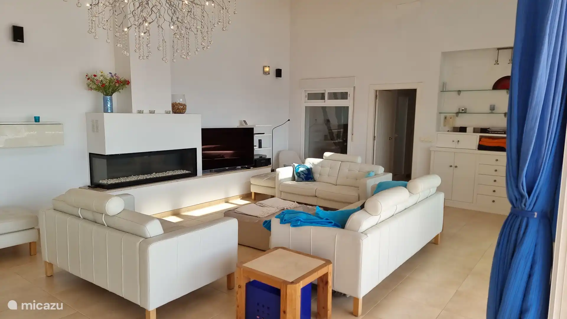 Lounge mit Fernseher