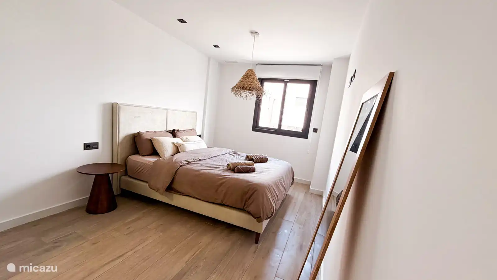 Dormitorio espacioso con baño privado y vestidor.