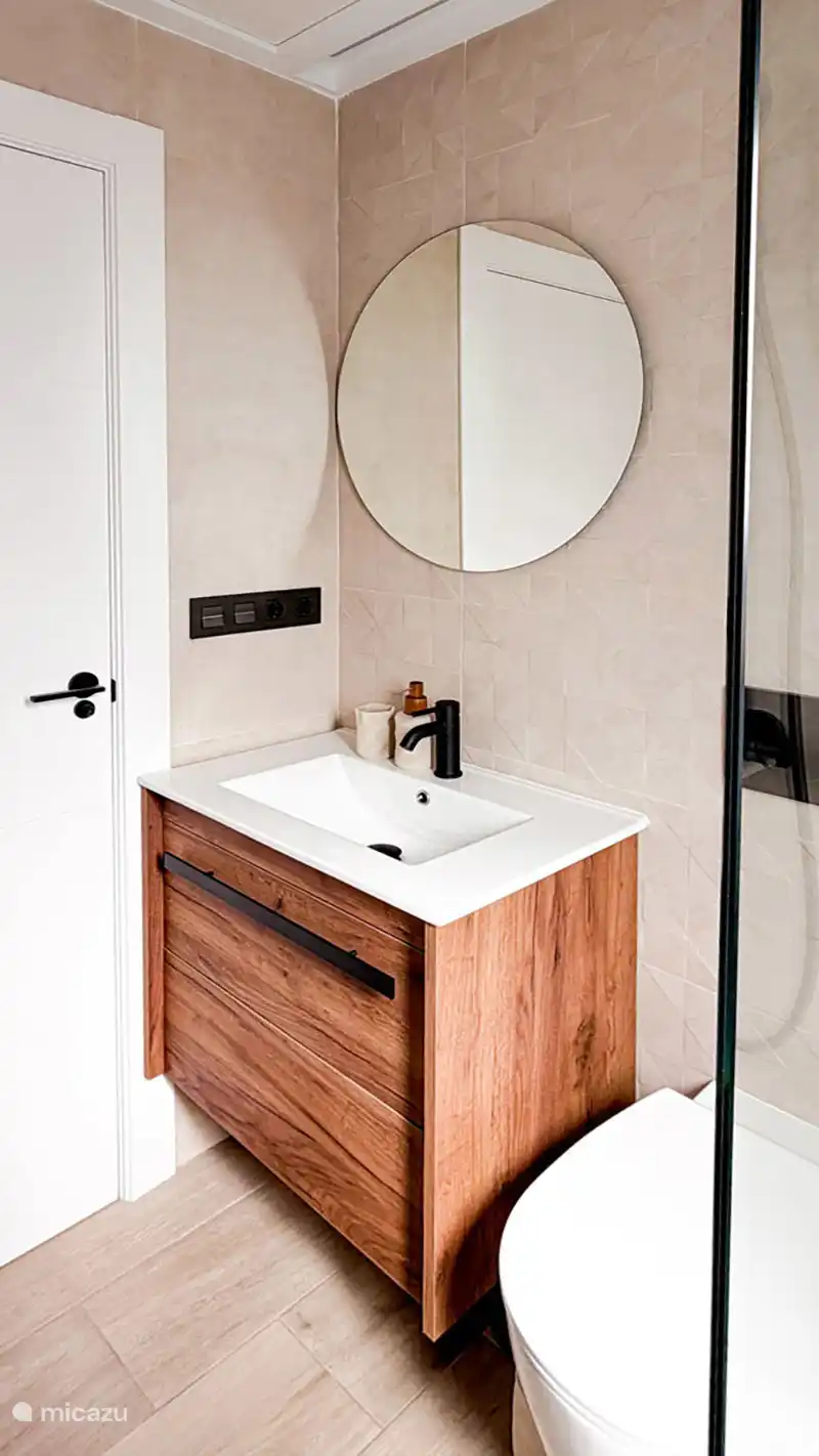 Muebles de baño con dispensador de jabón y soporte para cepillos de dientes