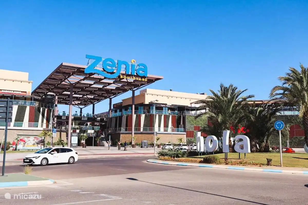 La Zenia Shopping Boulevard, tanto si quieres comprar, comer o cenar, aquí puedes ir en todas direcciones. El aparcamiento es gratuito.