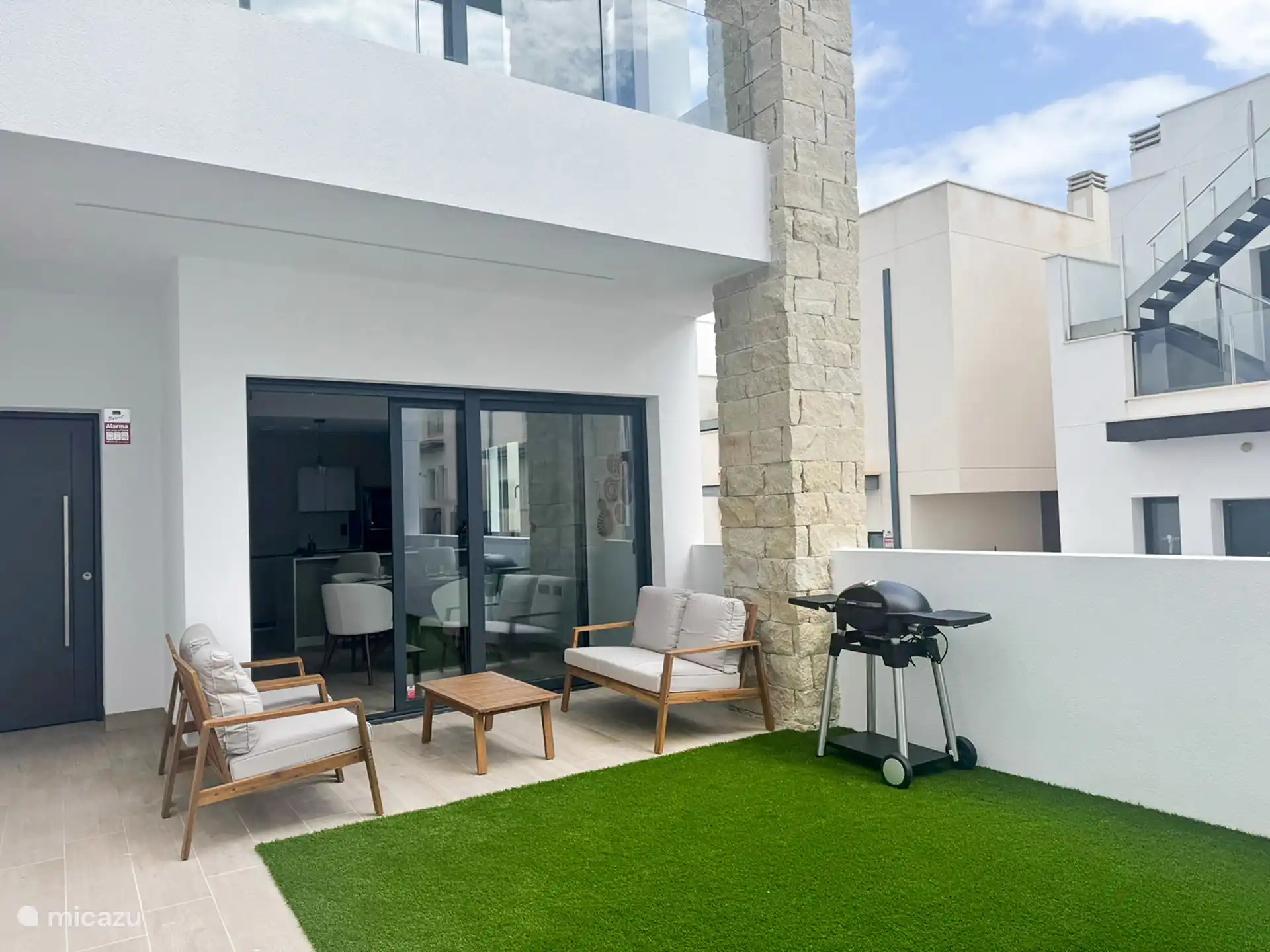 Espacio exterior. ahora también equipada con una lujosa mesa de jardín, sillas y tumbonas.
